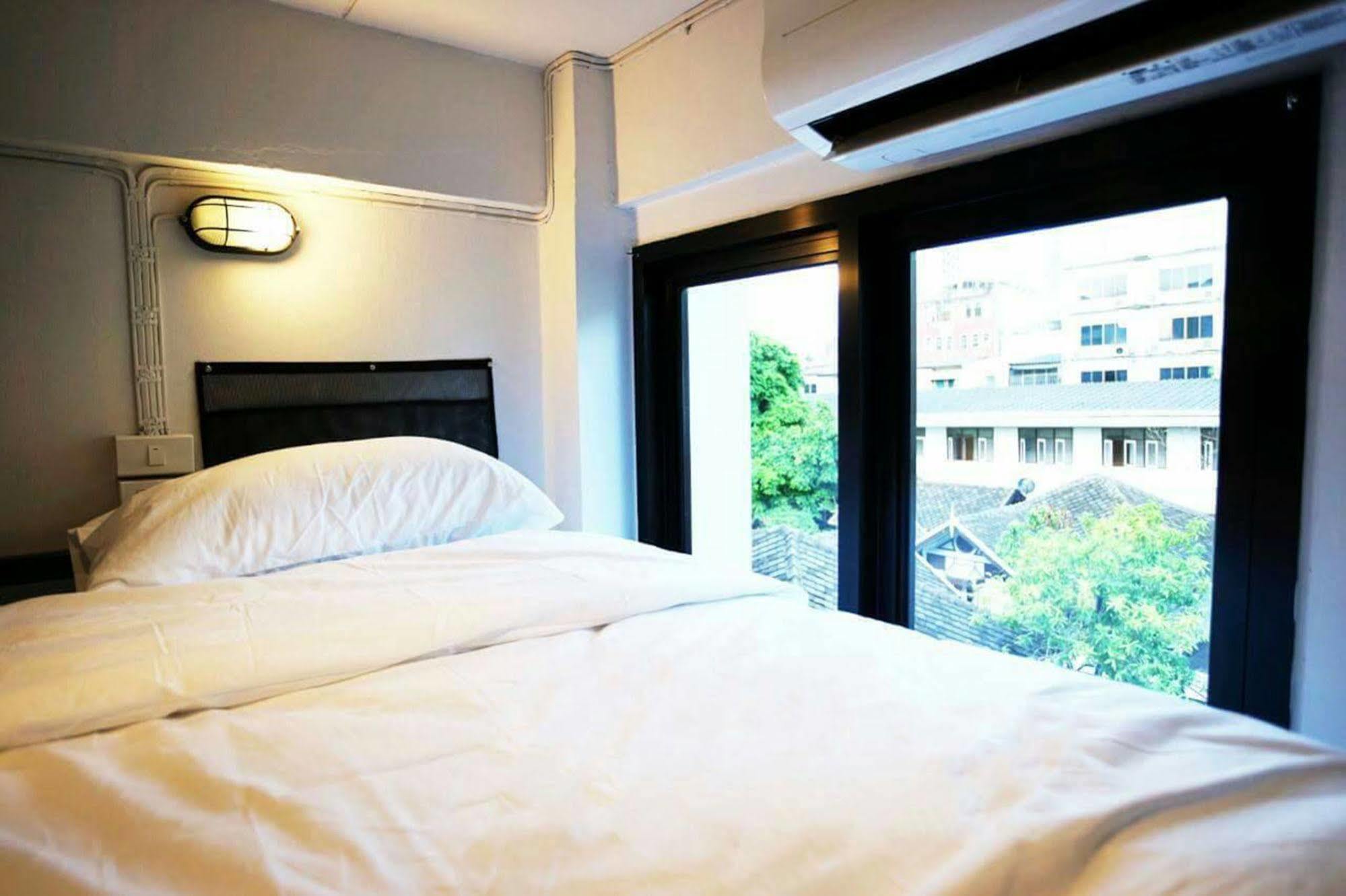 Puck Hostel Bangkok Bagian luar foto